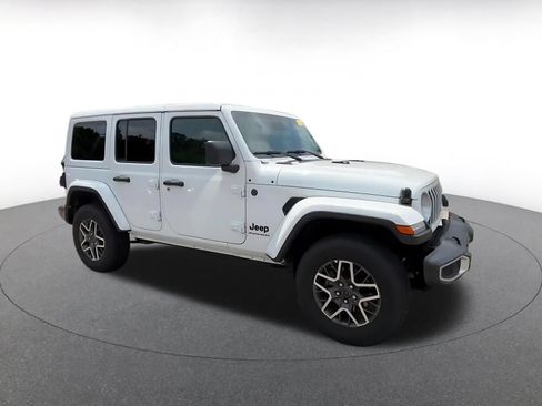 Used 2025 Jeep Wrangler Unlimited Sahara AWD/4WD image 2