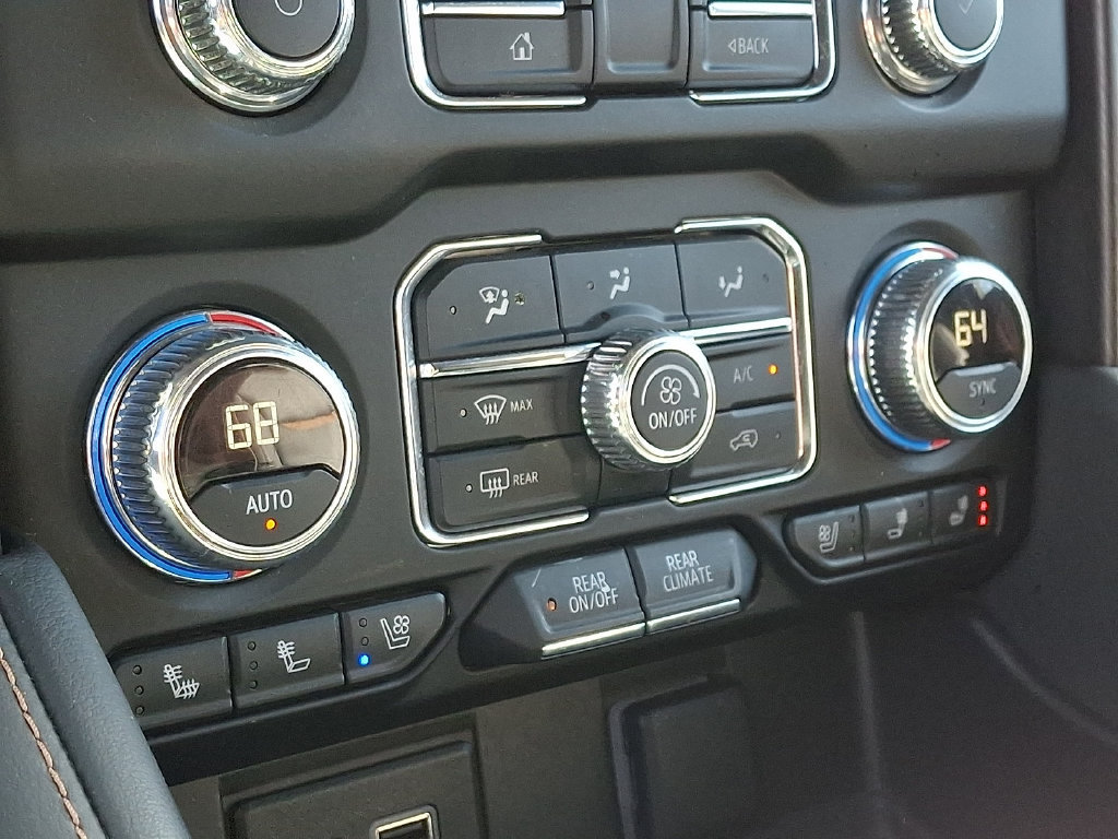 Used 2024 GMC Yukon XL AT4 w/ Technology Package AWD/4WD image 17