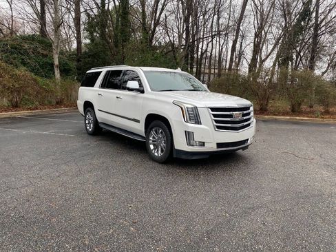 Used 2017 Cadillac Escalade ESV Standard 4dr SUV image 3