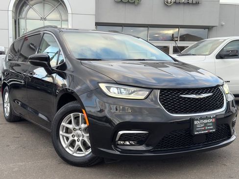 Used 2022 Chrysler Pacifica Touring-L image 1