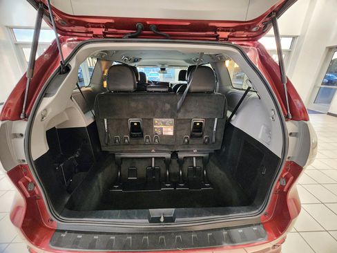 Used 2018 Toyota Sienna SE FWD image 21