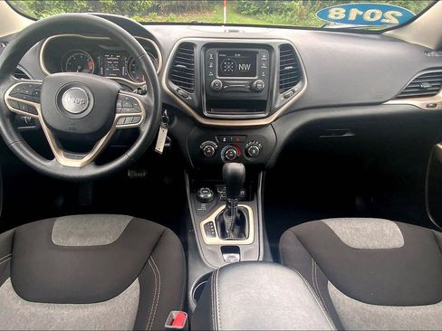 Used 2018 Jeep Cherokee Latitude AWD/4WD image 16