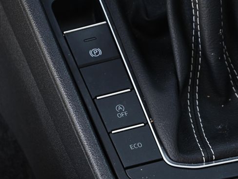 Used 2023 Volkswagen Jetta SE w/ Panoramic Sunroof Package image 22