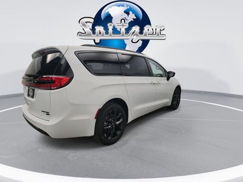 New 2026 Chrysler Pacifica Limited w/ S Appearance Package AWD/4WD image 9