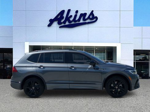Used 2023 Volkswagen Tiguan SE R-Line image 1
