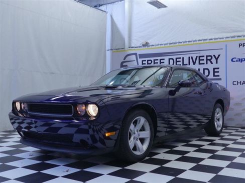 Used 2014 Dodge Challenger SXT RWD image 4