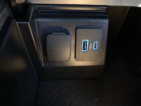 Certified 2022 Ford Explorer XLT w/ Equipment Group 202A image 21