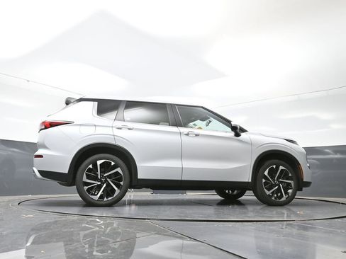 Used 2024 Mitsubishi Outlander SE image 50