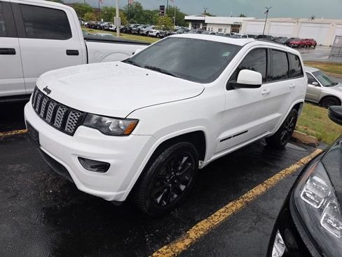Used 2017 Jeep Grand Cherokee Altitude AWD/4WD image 3