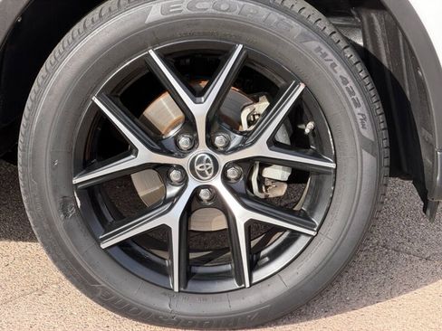 Used 2017 Toyota RAV4 SE image 38