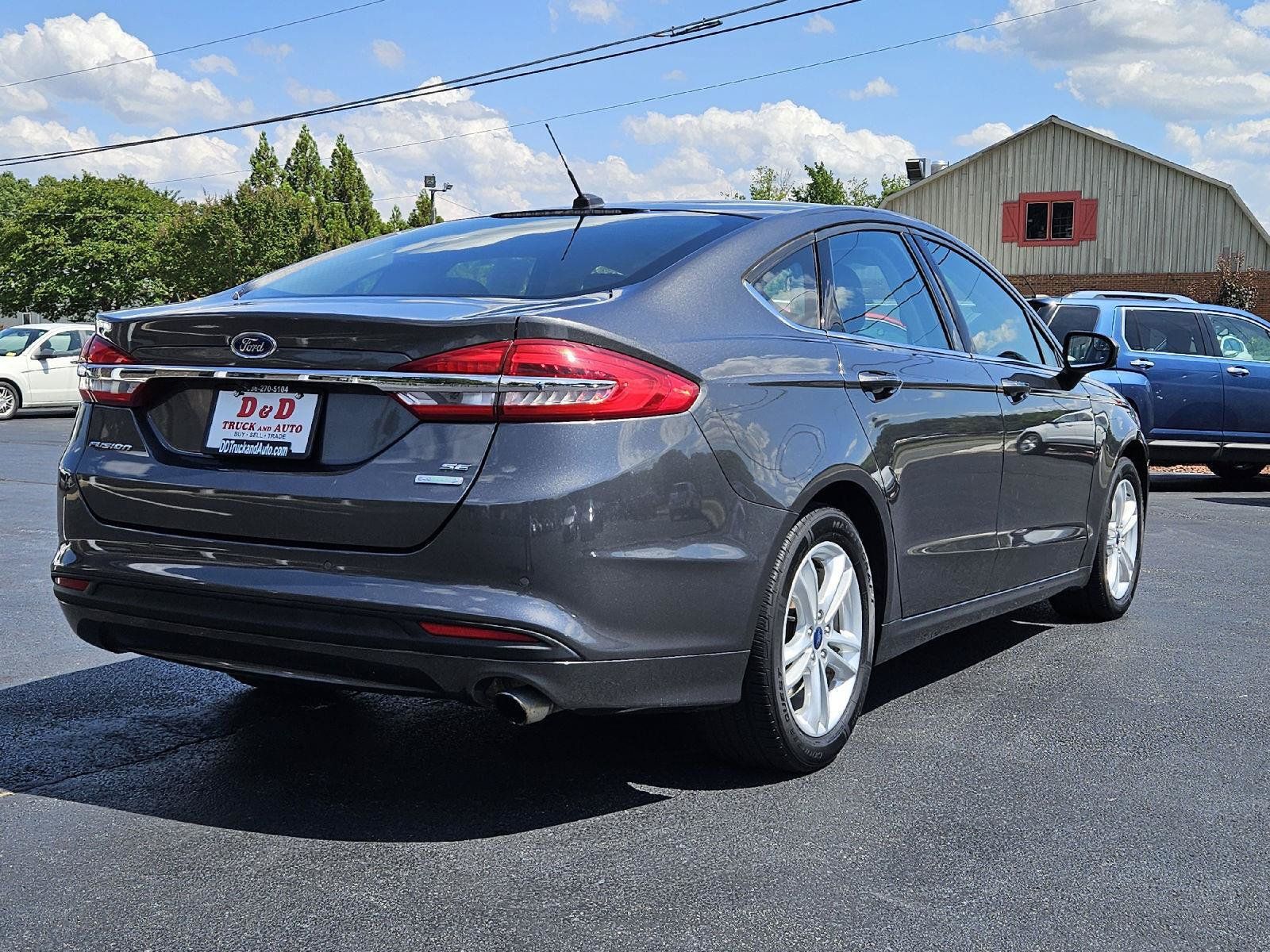 Used 2018 Ford Fusion SE w/ Fusion SE Technology Package FWD image 2