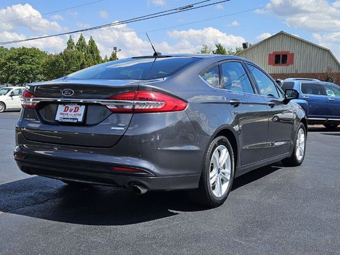 Used 2018 Ford Fusion SE w/ Fusion SE Technology Package FWD image 2