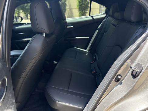 Used 2019 Lexus UX 250h w/ Premium Package AWD/4WD image 31