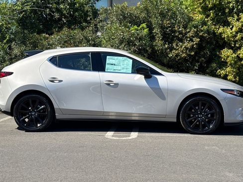 New 2026 MAZDA MAZDA3 Hatchback w/Premium Plus Pkg image 4