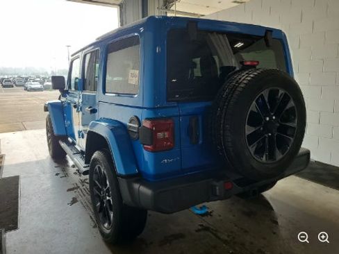 Used 2022 Jeep Wrangler Unlimited Sahara w/ Cold Weather Group AWD/4WD image 3