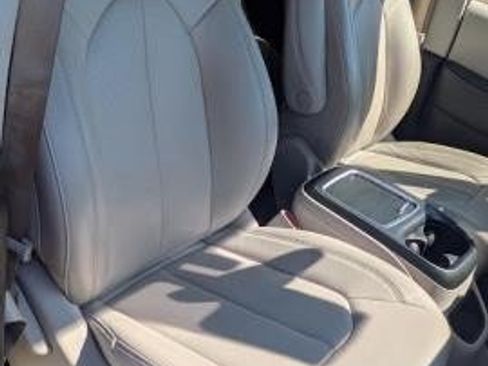 Used 2021 Chrysler Pacifica Touring-L AWD/4WD image 16