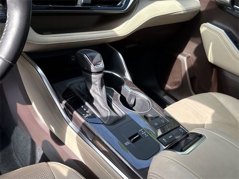 Used 2022 Toyota Highlander Limited image 23