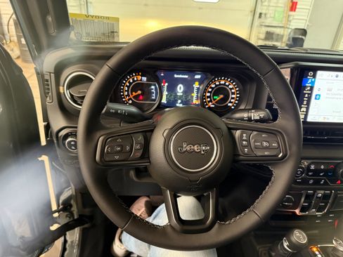 New 2025 Jeep Gladiator Sport AWD/4WD image 26