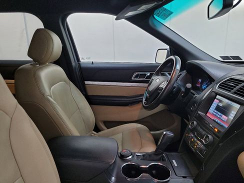 Used 2016 Ford Explorer XLT w/ Equipment Group 202A AWD/4WD image 21