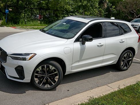 New 2026 Volvo XC60 T8 Plus w/ Climate Package AWD/4WD image 3