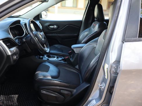 Used 2016 Jeep Cherokee Trailhawk w/ Cold Weather Group image 19