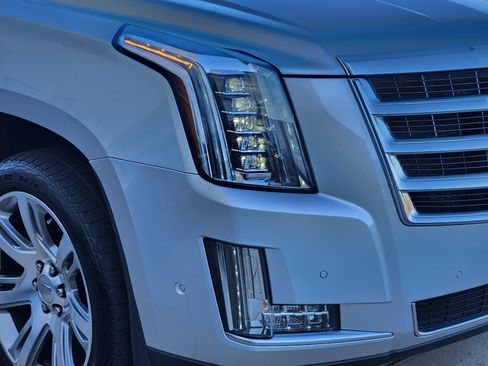 Used 2017 Cadillac Escalade Luxury image 7