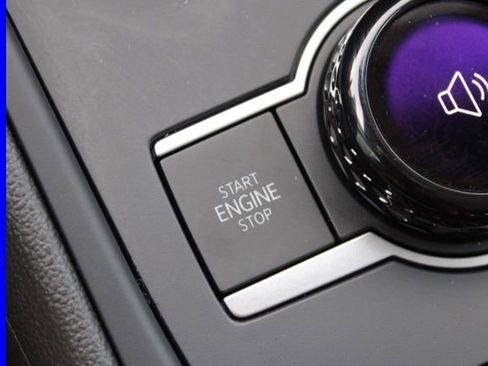 Used 2025 Volkswagen Tiguan SE w/ Panoramic Sunroof Package image 34