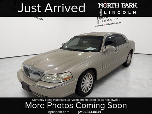 Used 2004 Lincoln Town Car Signature RWD image 1