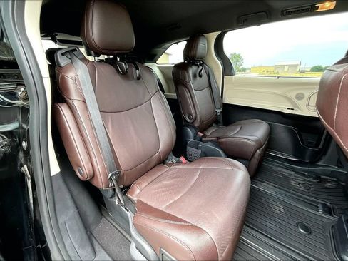 Used 2024 Toyota Sienna Platinum FWD image 26