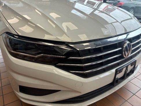 Used 2019 Volkswagen Jetta SE FWD image 2