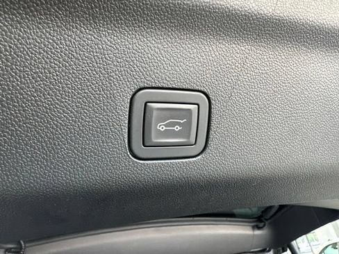Used 2025 GMC Yukon XL Denali Ultimate AWD/4WD image 13