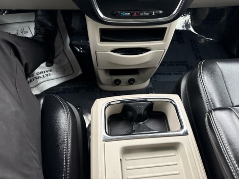 Used 2015 Chrysler Town & Country Touring image 27