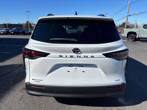 New 2026 Toyota Sienna XLE image 3