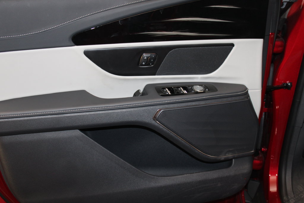 Used 2025 Lincoln Nautilus Premier AWD/4WD image 31