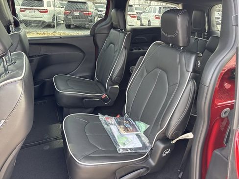 New 2026 Chrysler Pacifica Limited image 17