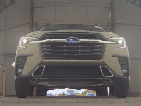 Used 2023 Subaru Ascent Touring AWD/4WD image 3