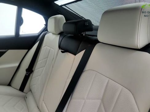 Used 2024 BMW i5 eDrive40i w/ Executive Package RWD image 40