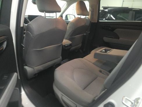 Used 2023 Toyota Highlander L FWD image 14
