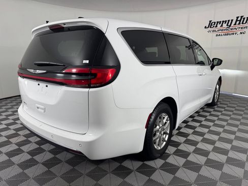Used 2025 Chrysler Pacifica Select FWD image 6