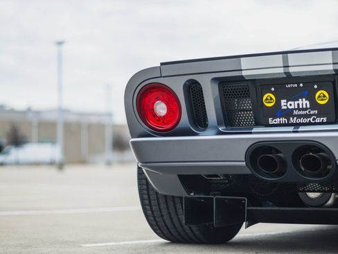 Used 2006 Ford GT RWD image 13