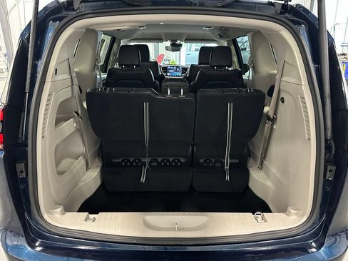 Used 2024 Chrysler Pacifica Touring-L FWD image 27