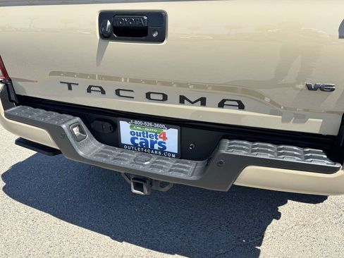 Used 2018 Toyota Tacoma TRD Off-Road w/ Technology Package AWD/4WD image 12