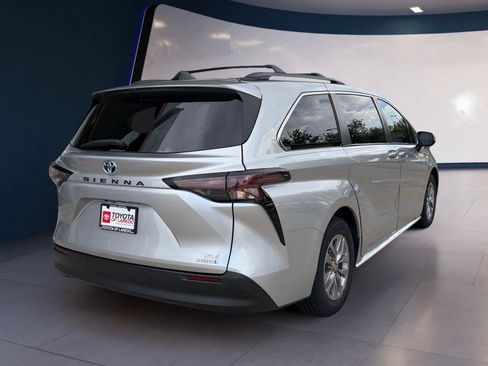 Used 2023 Toyota Sienna XLE FWD image 5