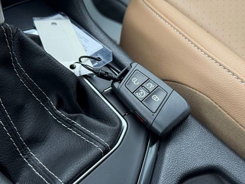 Used 2022 Volkswagen Tiguan SE image 47