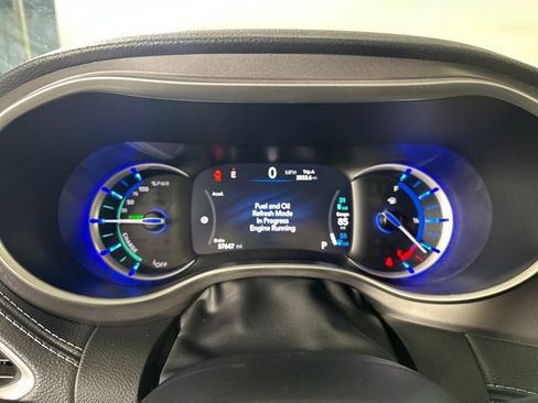 Used 2023 Chrysler Pacifica Touring-L image 17