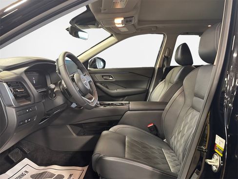 Used 2024 Nissan Rogue Platinum w/ Platinum Premium Package image 12