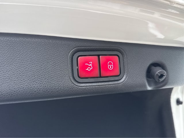 Used 2018 Mercedes-Benz E 300 4MATIC image 30