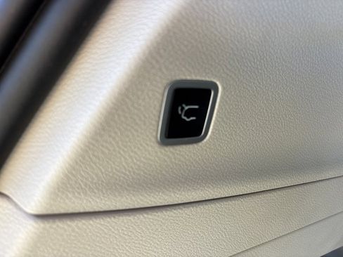 Used 2024 Chrysler Pacifica Touring-L image 8