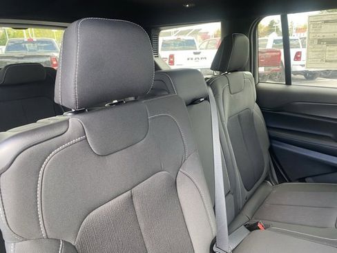 New 2025 Jeep Grand Cherokee L Laredo image 31