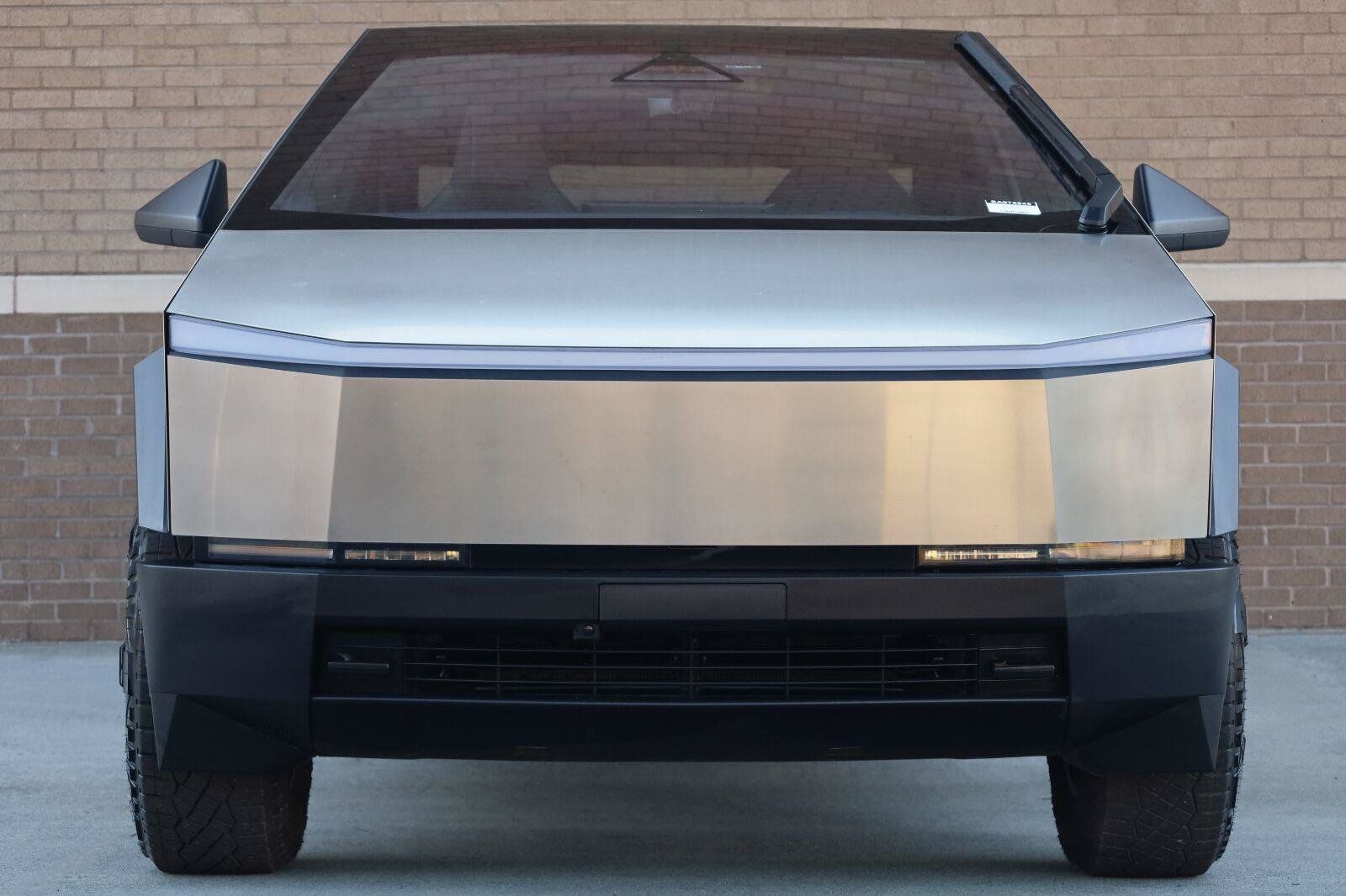 Used 2025 Tesla Cybertruck 2WD Crew Cab image 6